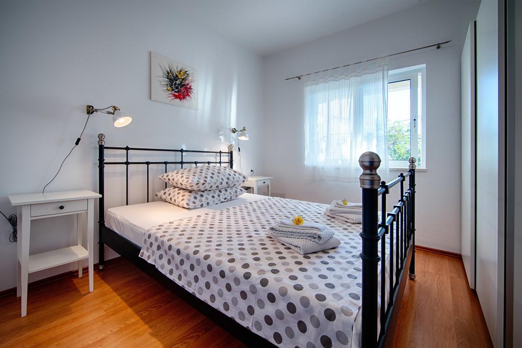 Apartments Zambarlin Komiža Habitación foto